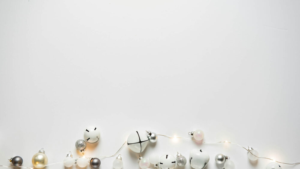 Adornos navideños sobre un amplio espacio en blanco