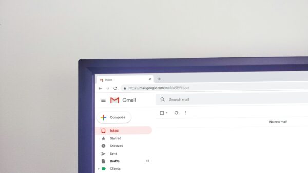 Por qué tu empresa necesita correo con dominio propio (y no un Gmail)