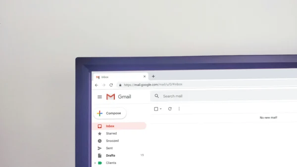 Por qué tu empresa necesita correo con dominio propio (y no un Gmail)