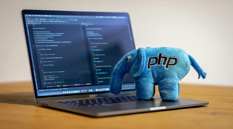 PHP desde cero - Portatil y símbolo de PHP