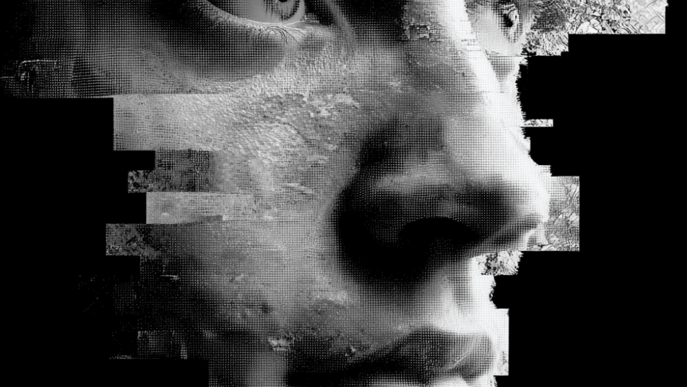 Rostro en blanco y negro glitcheado, con líneas de interferencia