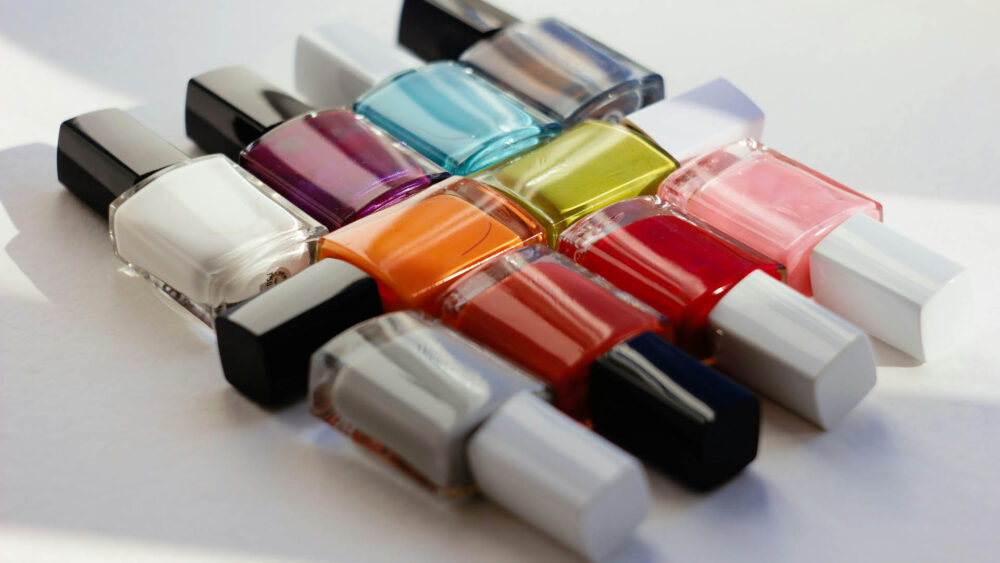 Coloridos esmaltes de uñas que representan la diversidad de tendencias para 2024 en diseño web.