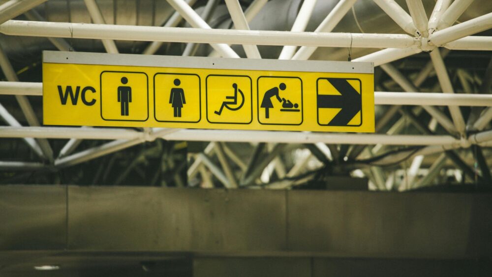 Usabilidad y accesibilidad - Letrero indicativo en estación